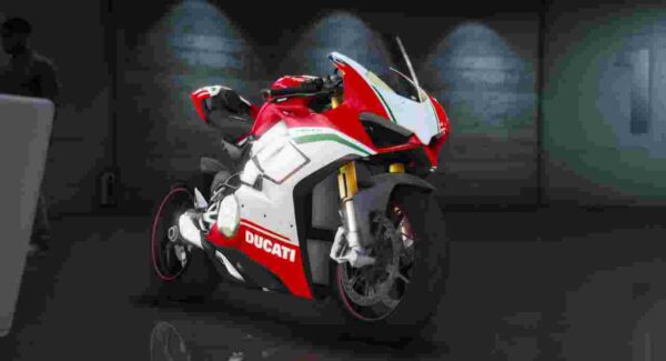 Unleash the power of the Fivem 2018 Ducati Panigale V4. Experience cutting-edge design and speed in your gaming adventures